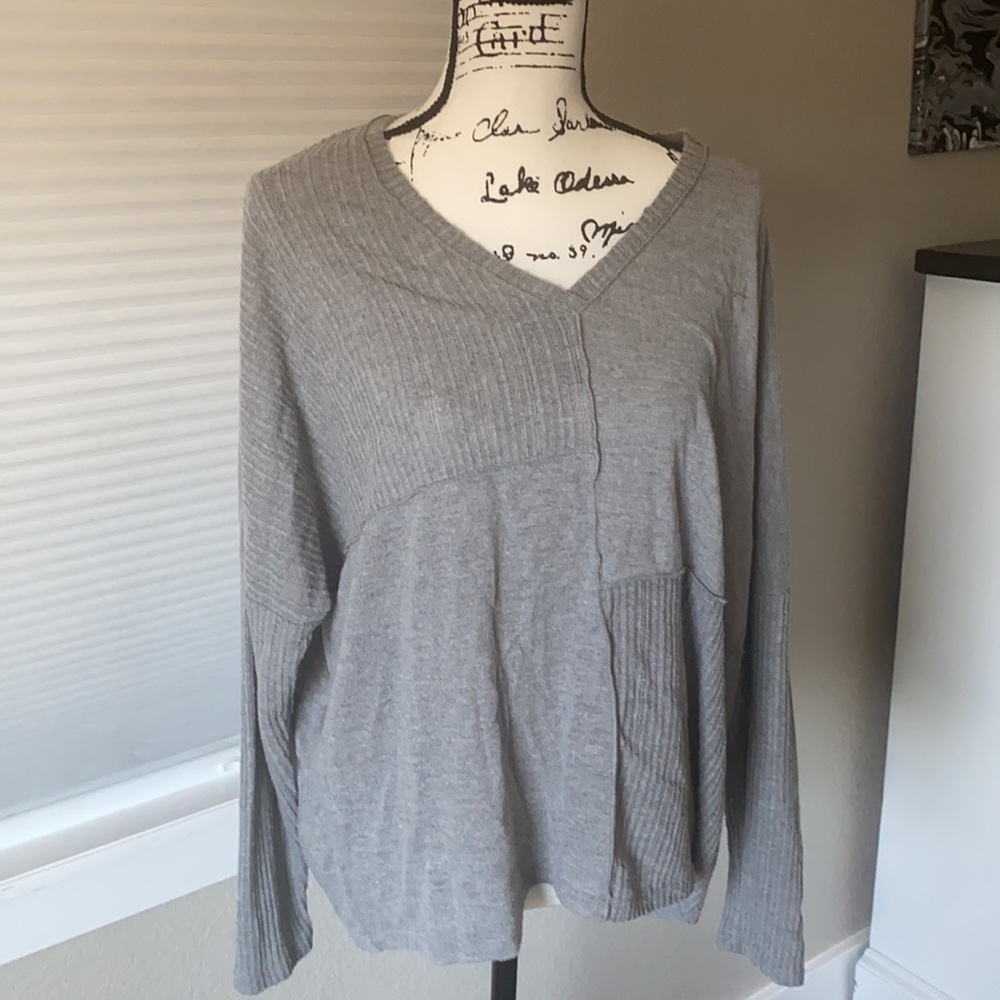 🔴5 for $25- H by Bordeaux grey sweater M